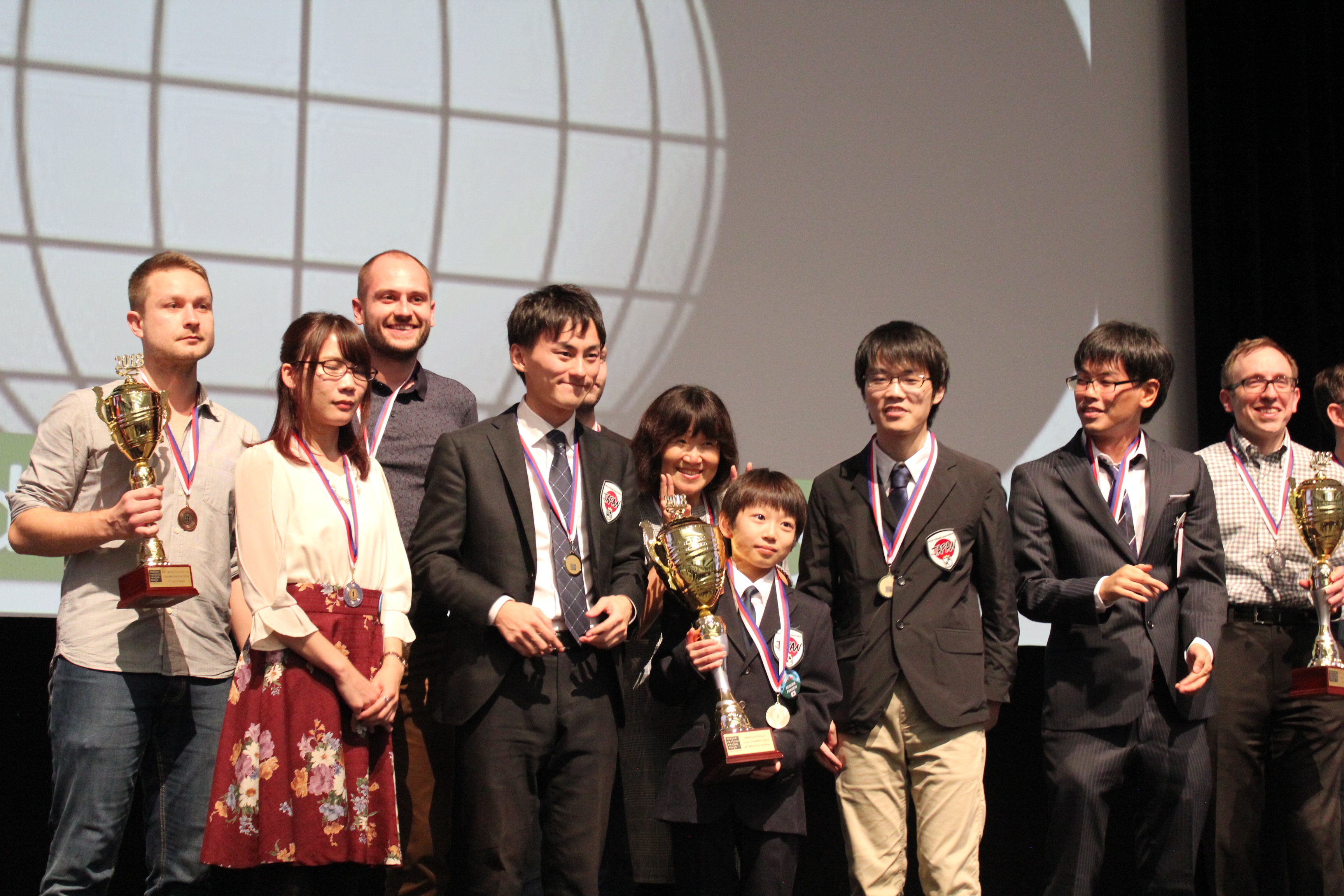 Keisuke Fukuchi. 11 letni (!) Mistrz Świata Othello w otoczeniu reszty medalistów.